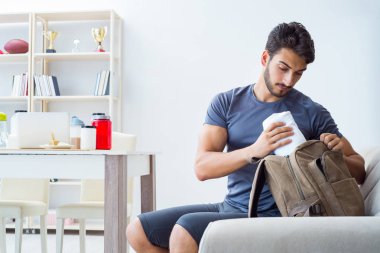 Genç adam spor için hazırlanıyor.