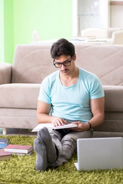 Evde üniversite sınavlarına hazırlanan öğrenci