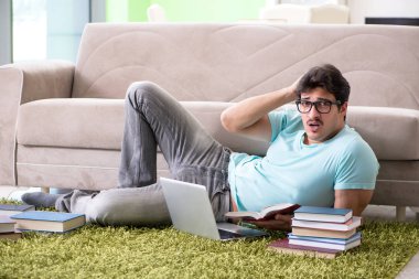 Evde üniversite sınavlarına hazırlanan öğrenci