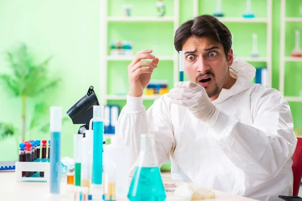 Chemiker arbeitet im Labor an neuem Experiment — Stockfoto