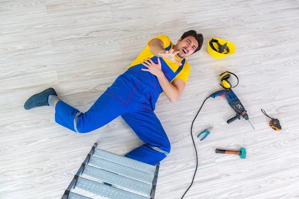 Verletzter Arbeiter auf der Baustelle — Stockfoto