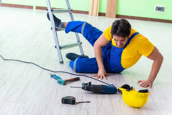 Injured worker at the work site — Stock Photo, Image