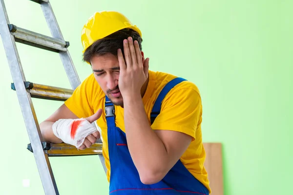 Lavoratore ferito sul luogo di lavoro — Foto Stock