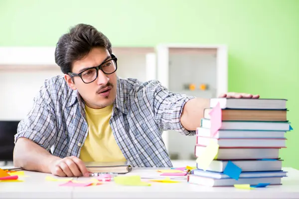 Student bereitet sich auf Uni-Prüfungen mit vielen Widersprüchen vor — Stockfoto
