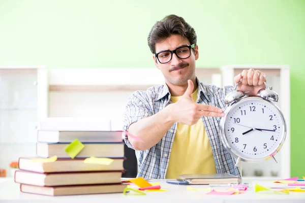 Estudiante preparándose para exámenes universitarios con muchos pri —  Fotos de Stock