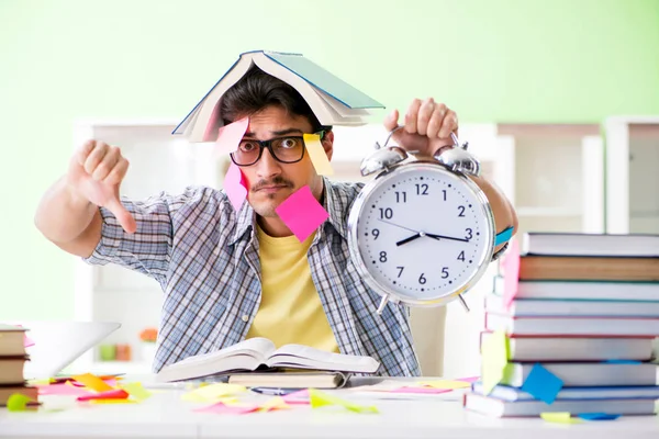 Estudiante preparándose para exámenes universitarios con muchos pri —  Fotos de Stock