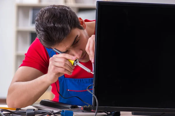 Professional repair engineer repairing broken tv — Stock Photo, Image