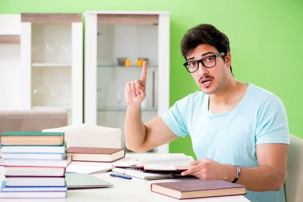 Estudiante preparándose para exámenes universitarios en casa — Foto de Stock