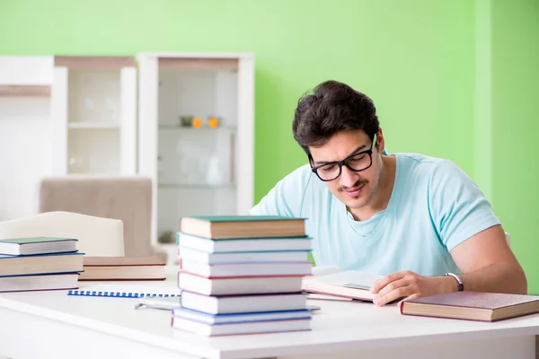 Étudiant se préparant aux examens universitaires à la maison — Photo