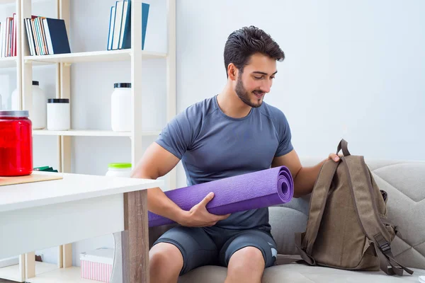 Jovem se preparando para esportes de ginástica — Fotografia de Stock