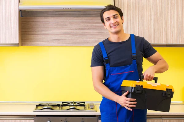 Jovem empreiteiro de serviços montagem de mobiliário de cozinha — Fotografia de Stock