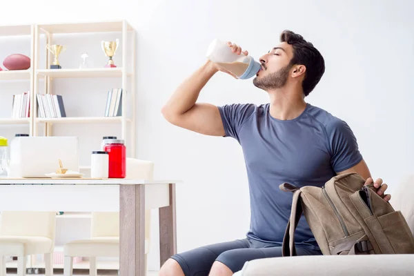 Jongeman maakt zich klaar voor gym sport — Stockfoto