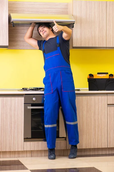 Junger Dienstleister montiert Küchenmöbel — Stockfoto