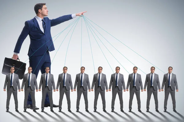 Baas werknemer manipuleren van zijn personeel in business concept — Stockfoto