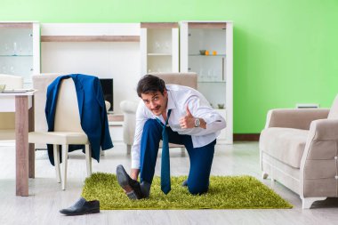 Adam giyinip işe geç kalıyor.