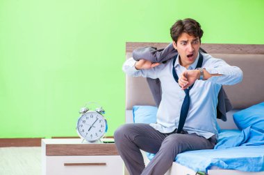 Çalışanlar yatak odasında işe geç kalıyorlar. Yöneticiler.