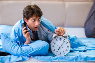 Çalışanlar yatak odasında işe geç kalıyorlar. Yöneticiler.