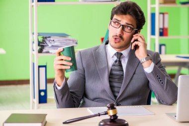 Genç ve yakışıklı avukat ofiste çalışıyor. 