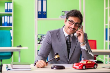 Genç ve yakışıklı avukat ofiste çalışıyor. 