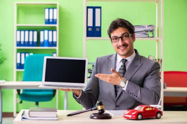 Genç ve yakışıklı avukat ofiste çalışıyor. 