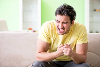 Yaralandıktan sonra evdeki genç adam.