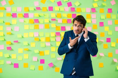 Birçok iş önceliği olan bir iş adamı.