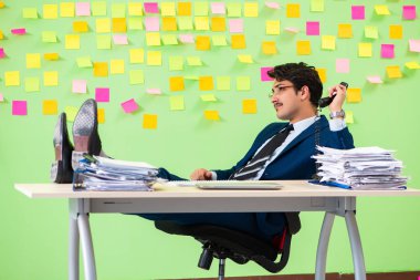 İş adamı önceliklerinde sorun yaşıyor.