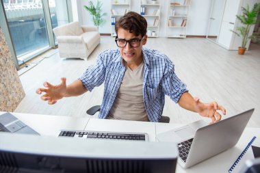 Genç tüccar ekranlarda piyasaları izliyor