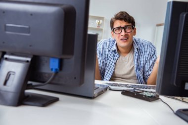 Genç tüccar ekranlarda piyasaları izliyor