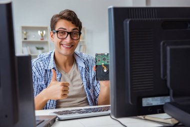 Sabit diski kırık bir teknisyen.