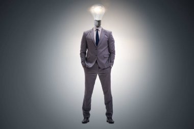Parlak fikir kavramı ampul kafa ile işadamı