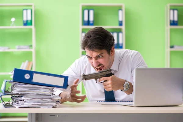 Förtvivlad affärsman tänker på självmord på kontoret — Stockfoto