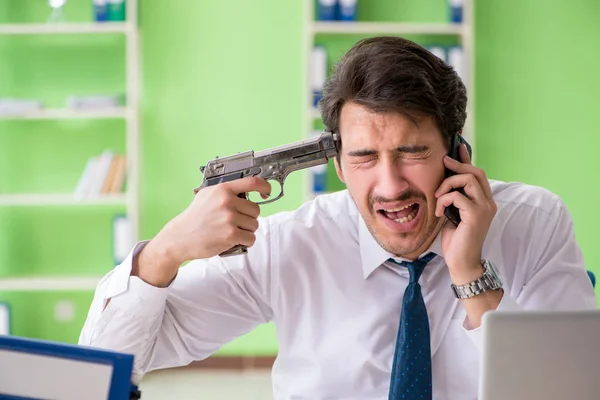 Empresario desesperado pensando en suicidarse en la oficina — Foto de Stock