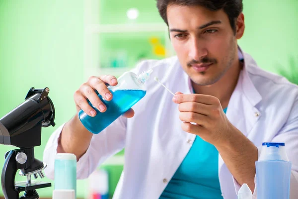 Chemist testing soap in the lab — Stock Photo, Image