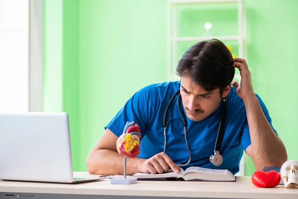 Arts student uitleggen hartproblemen — Stockfoto