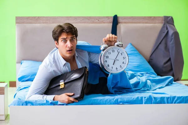 Empleado en el dormitorio que llega tarde a su trabajo en los gerentes de tiempo — Foto de Stock