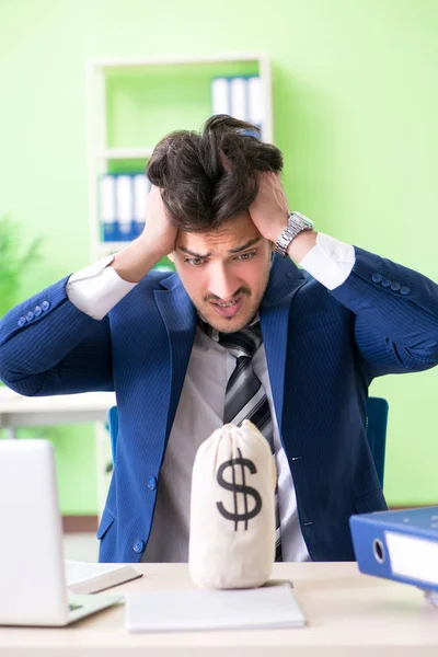 Geschäftsmann unzufrieden mit exzessiver Arbeit im Büro — Stockfoto