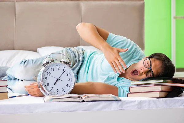 Estudiante Preparándose Para Los Exámenes Casa Dormitorio Acostado Cama — Foto de Stock