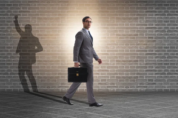 Бизнесмен и его тень в бизнес-концепции — стоковое фото