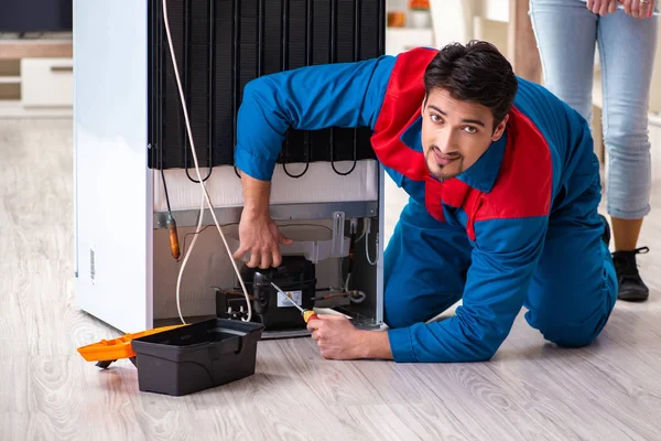 顧客と冷蔵庫を修復する男 — ストック写真