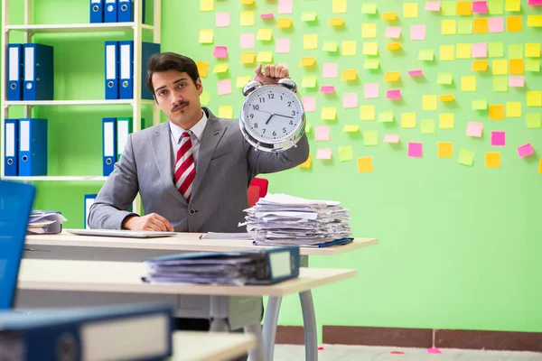 Homme d'affaires avec de nombreuses priorités contradictoires dans la gestion du temps — Photo
