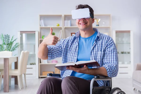 Estudiante discapacitado estudiando con gafas de realidad virtual — Foto de Stock