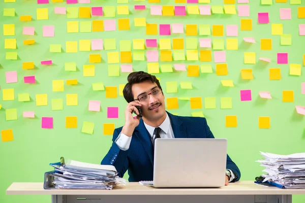 Geschäftsmann hat Probleme mit seinen Prioritäten — Stockfoto