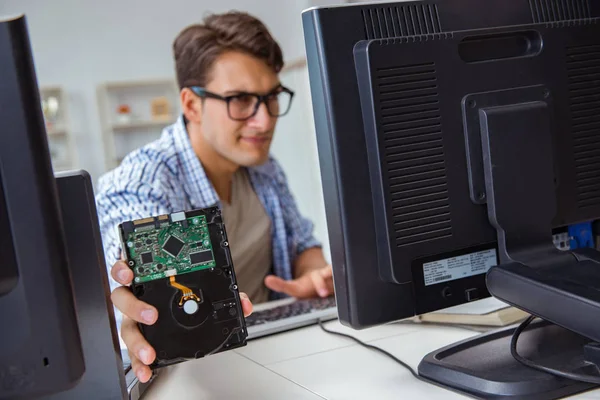 Technicien avec disque dur cassé — Photo