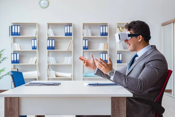 Empresario con gafas de realidad virtual en la oficina — Foto de Stock