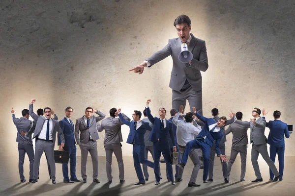 Hoparlörle bağıran kızgın patron kavramı.