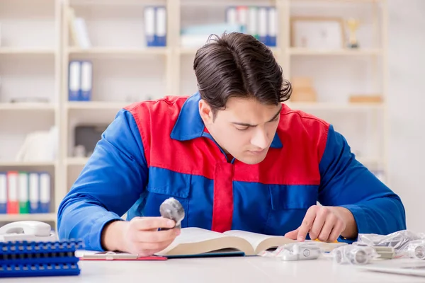 Werknemer in uniform werk aan project — Stockfoto