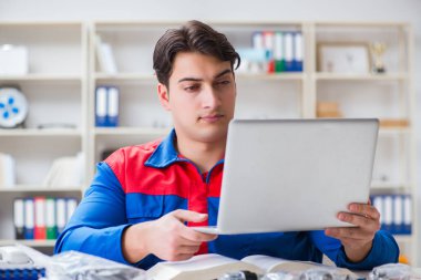 Proje üzerinde çalışan üniformalı bir işçi