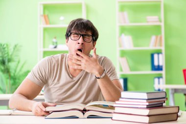 Üniversite sınavlarına hazırlanan öğrenci