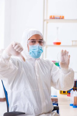 Laboratuvarda kimyasallar üzerinde çalışan genç bir kimyager.